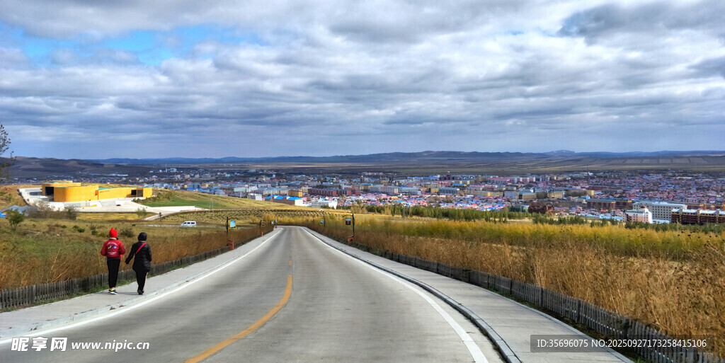 蜿蜒公路上的騎行風景