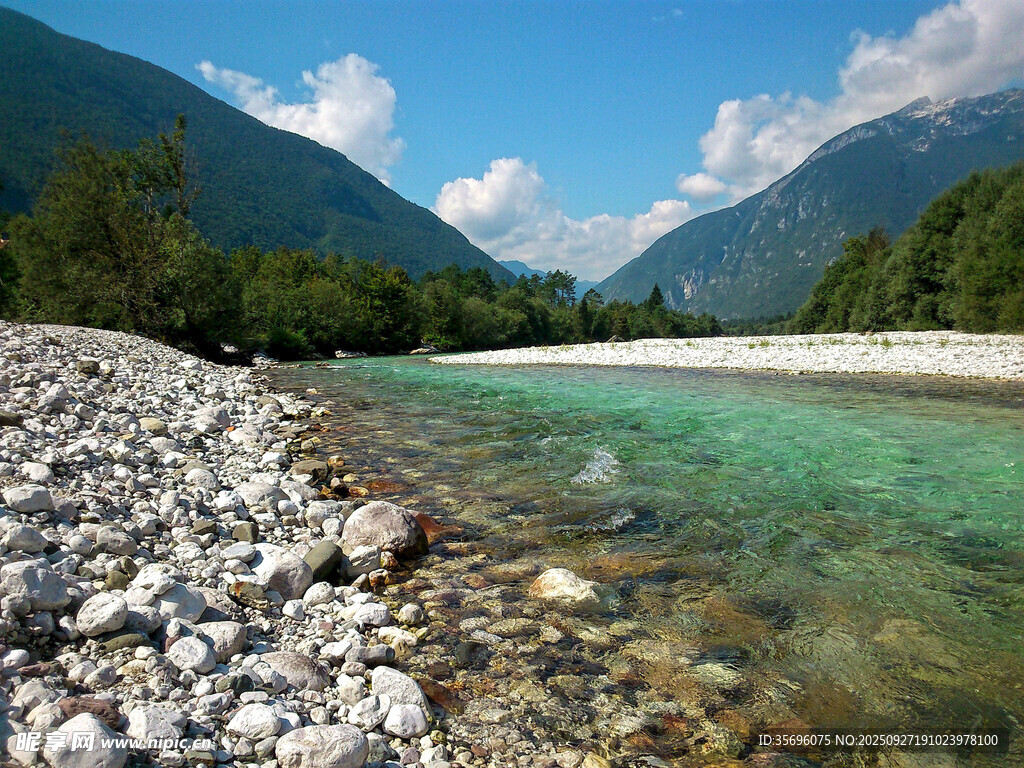 山間清澈溪流與碎石美景