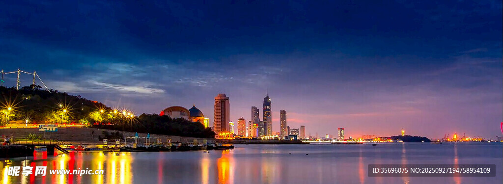 城市夜景下的璀璨海濱風(fēng)光
