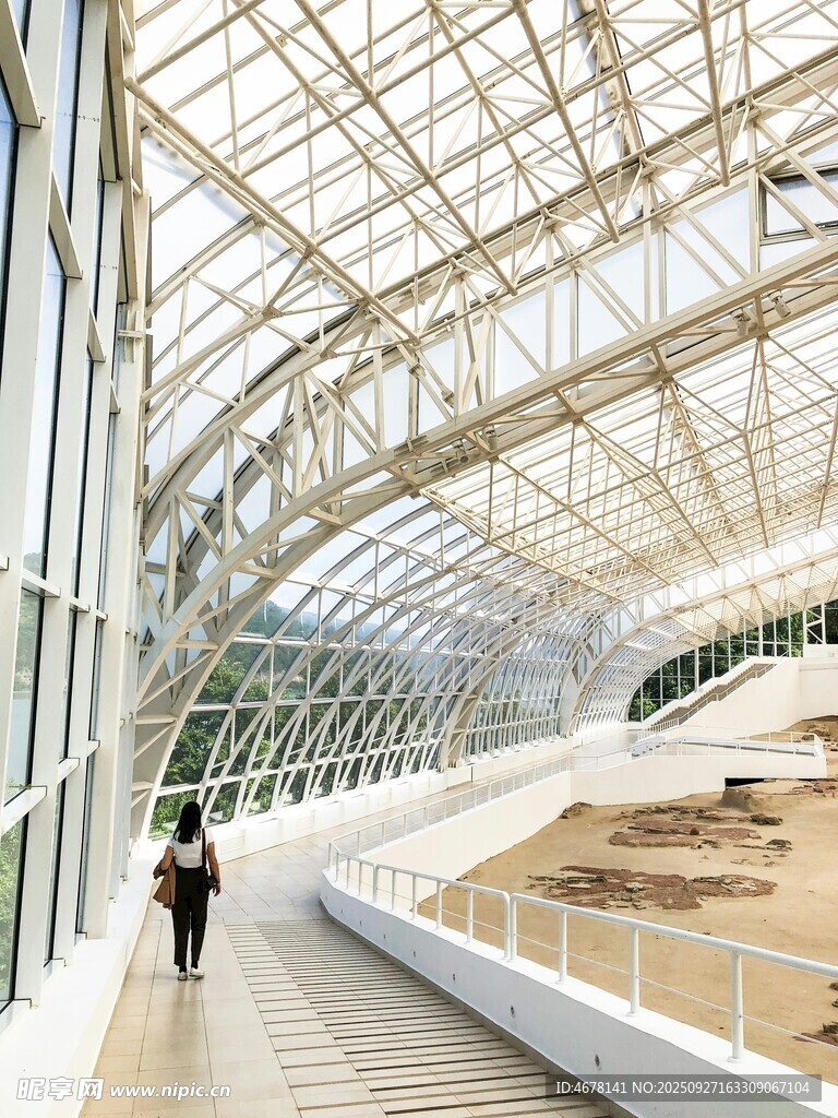 現(xiàn)代玻璃穹頂建筑內(nèi)景