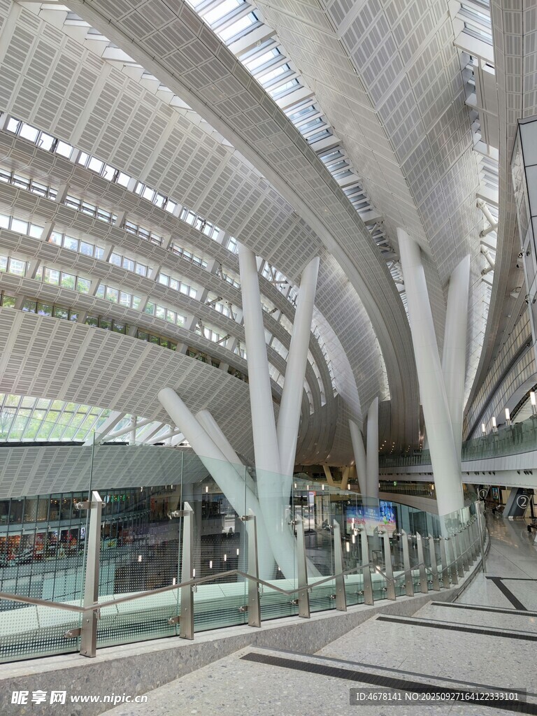 現(xiàn)代風(fēng)格的大型室內(nèi)建筑空間