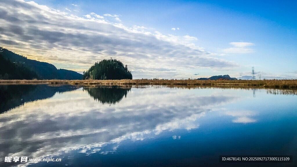 寧靜湖面與遠(yuǎn)山的美麗倒影
