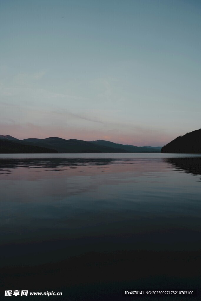 寧靜湖面的黃昏美景
