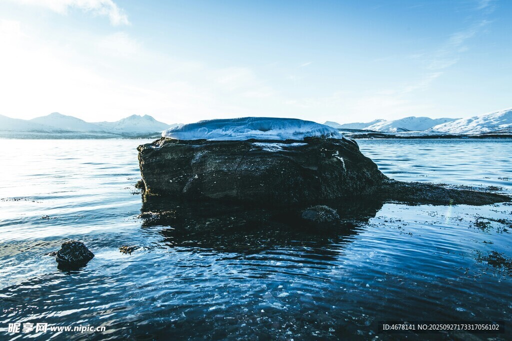 海邊孤石與波光美景
