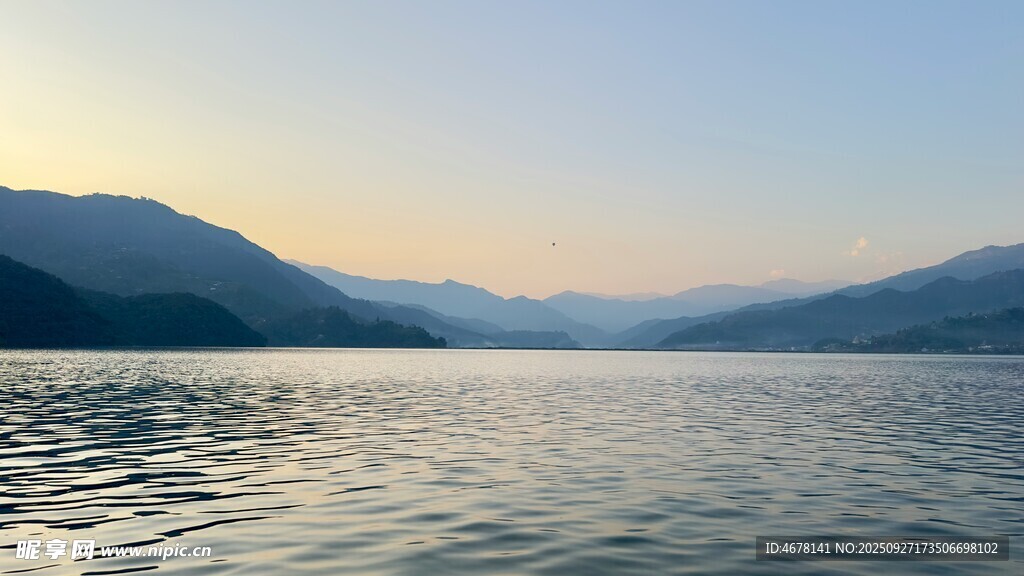 寧?kù)o湖景與遠(yuǎn)處山巒
