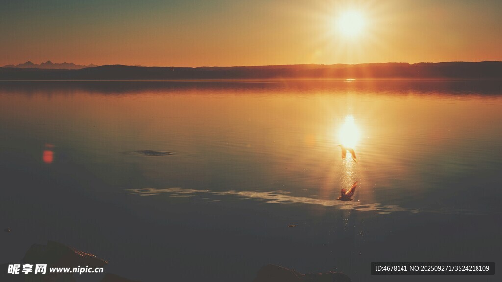 夕陽下的靜謐湖面