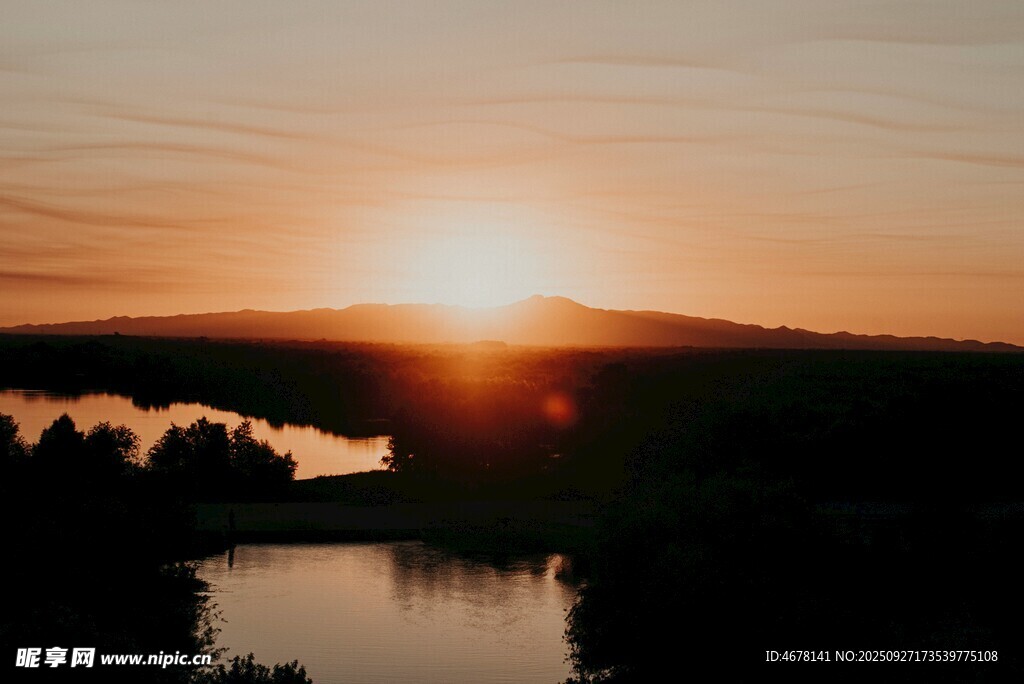 夕陽下的靜謐湖景