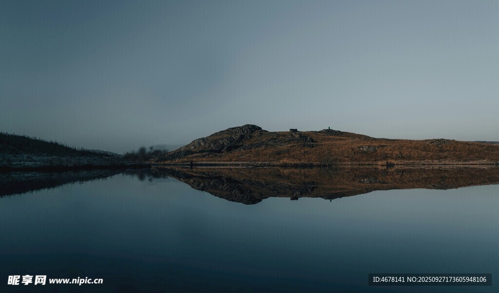 寧靜湖面與遠(yuǎn)山倒影