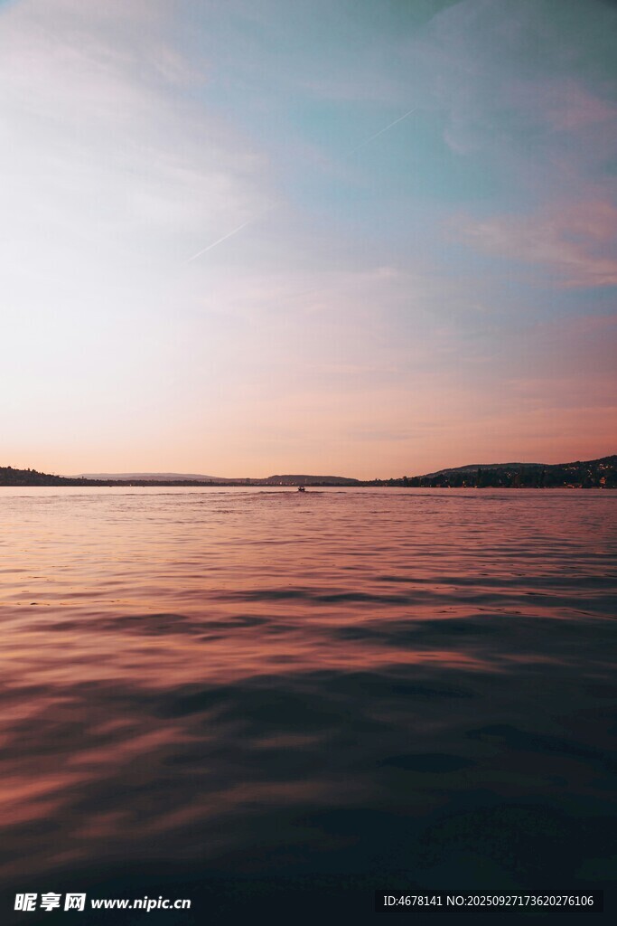 夕陽下的寧靜水面