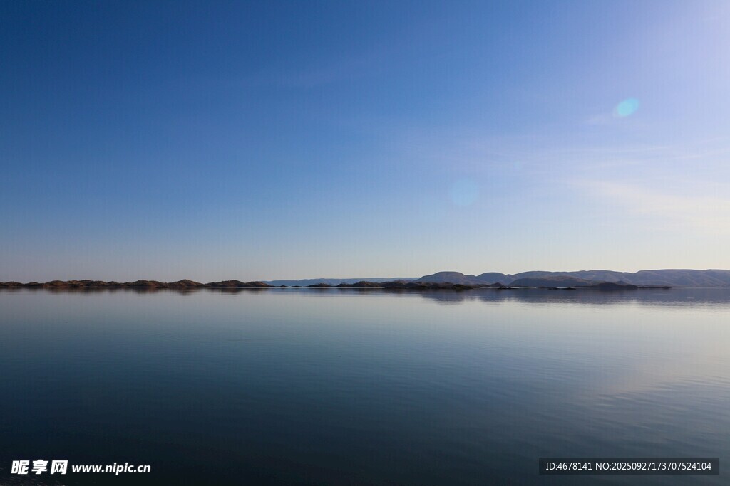 寧靜湖面藍(lán)天之下的美景