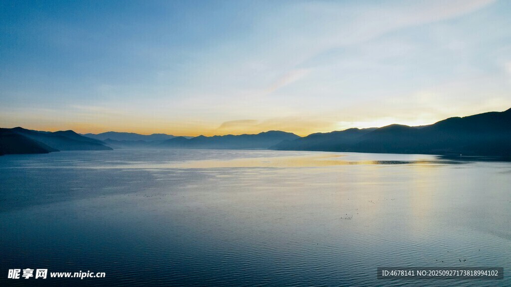 寧靜湖面與遠山的黃昏美景