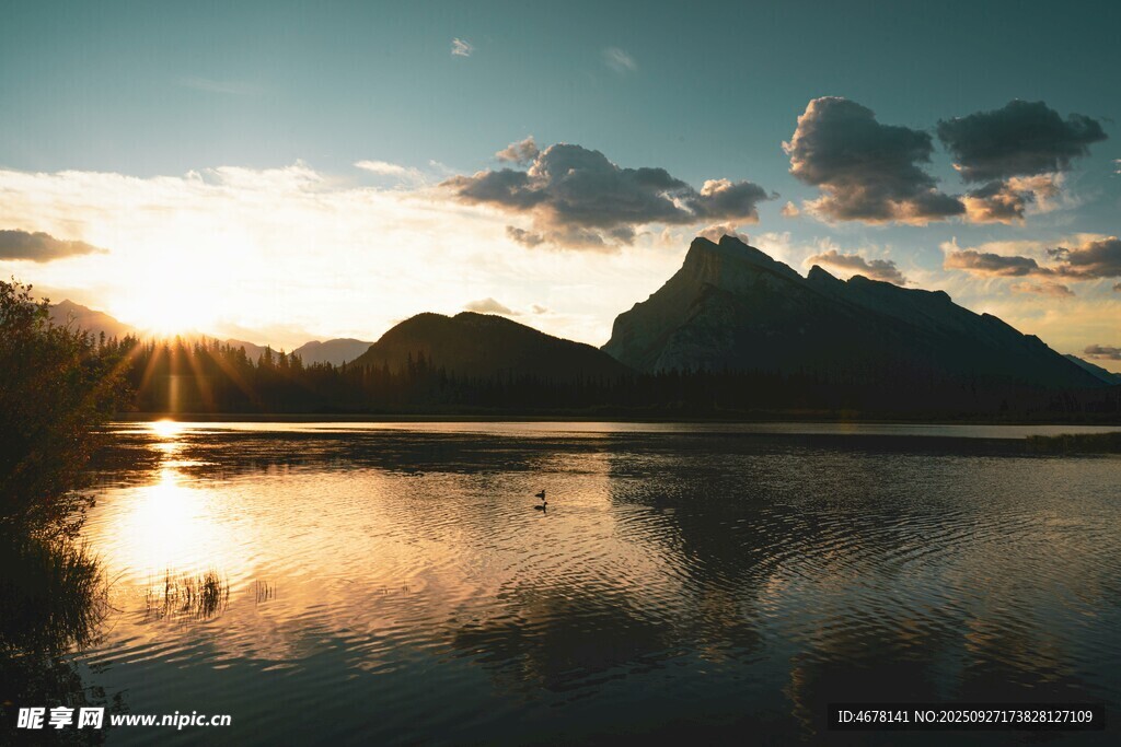 夕陽下的山水湖景