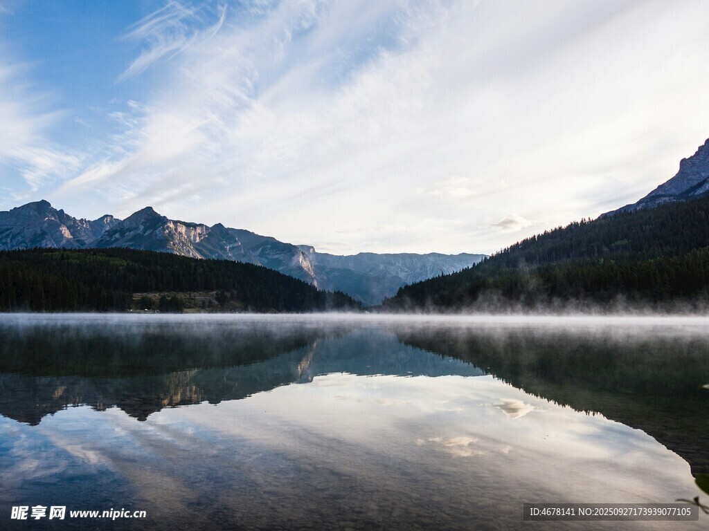 寧靜山水湖景自然之美