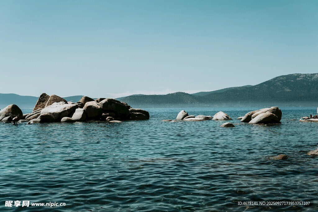 海上孤石遠(yuǎn)山碧海之景