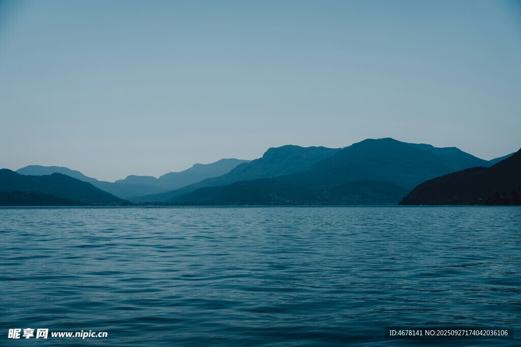 寧靜湖景與遠(yuǎn)處山巒