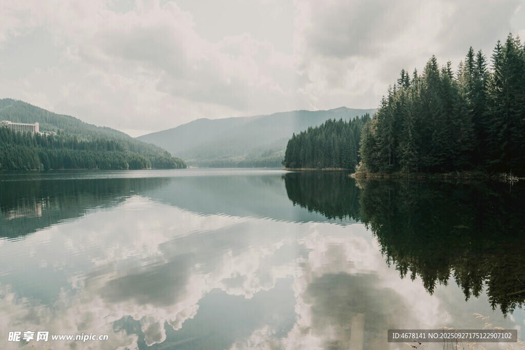 寧靜湖畔山林倒影美景
