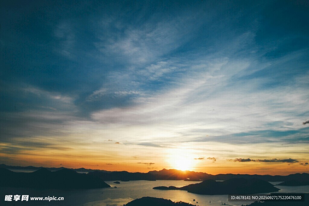 海上日出壯麗天空景象