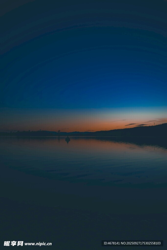 靜謐湖面的黃昏美景