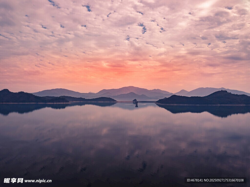 日落時分的靜謐湖山美景