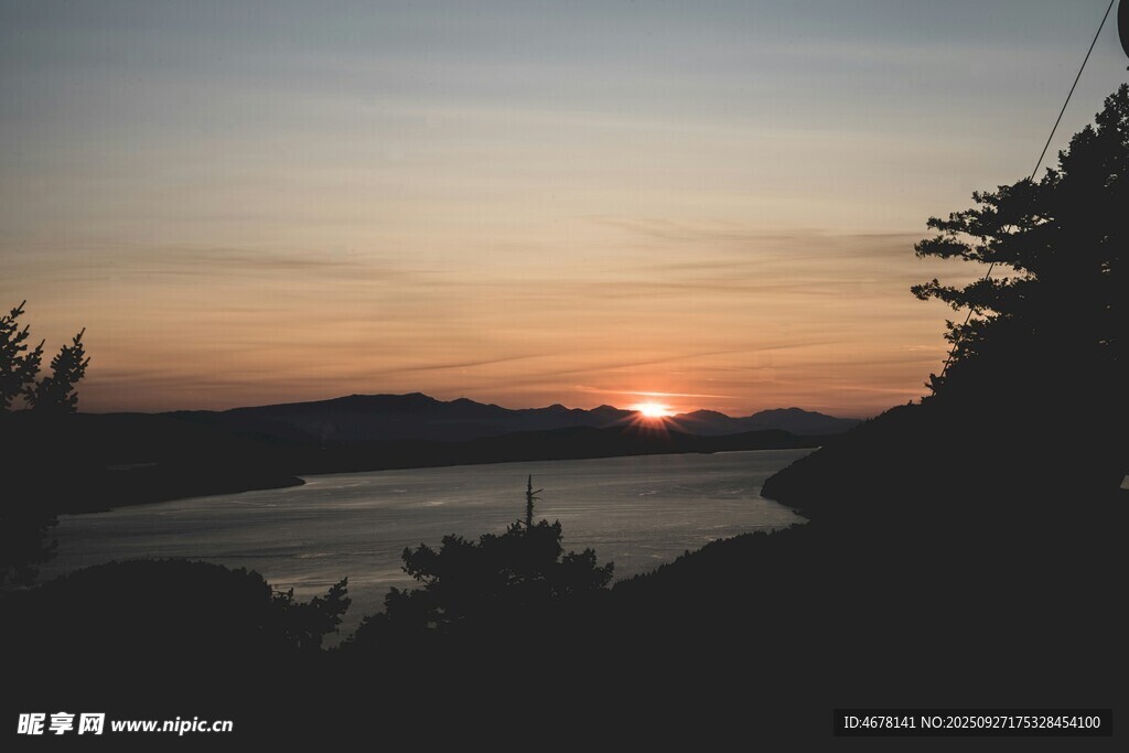 日落時(shí)分湖畔靜謐美景