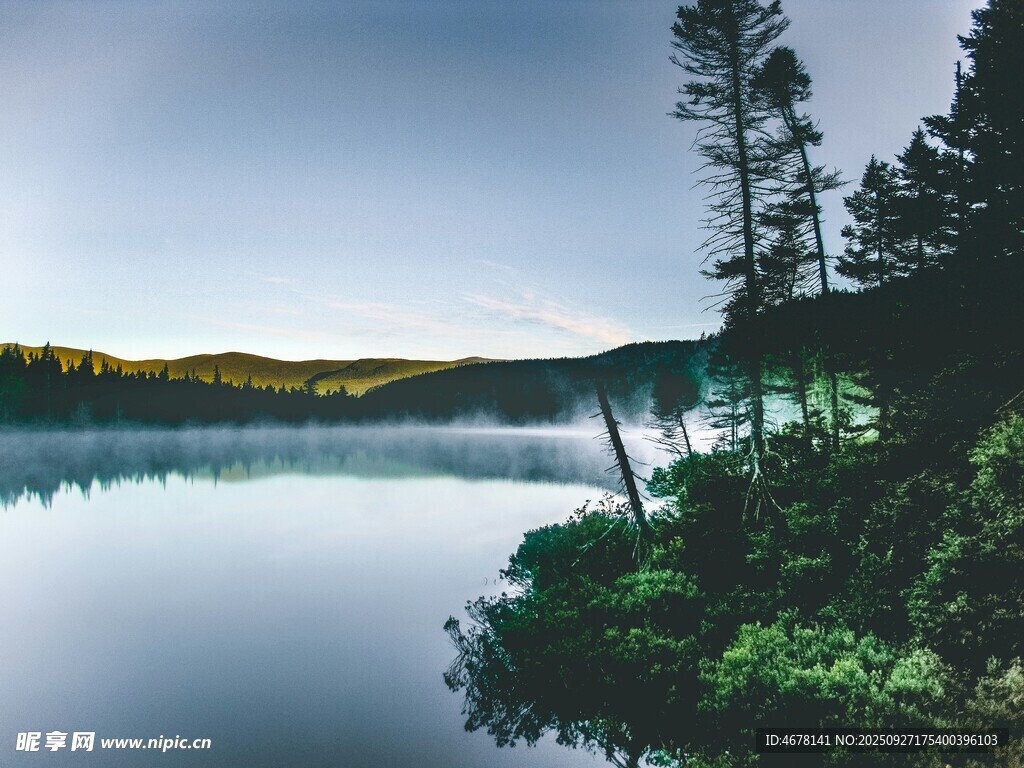 寧靜湖畔的自然美景