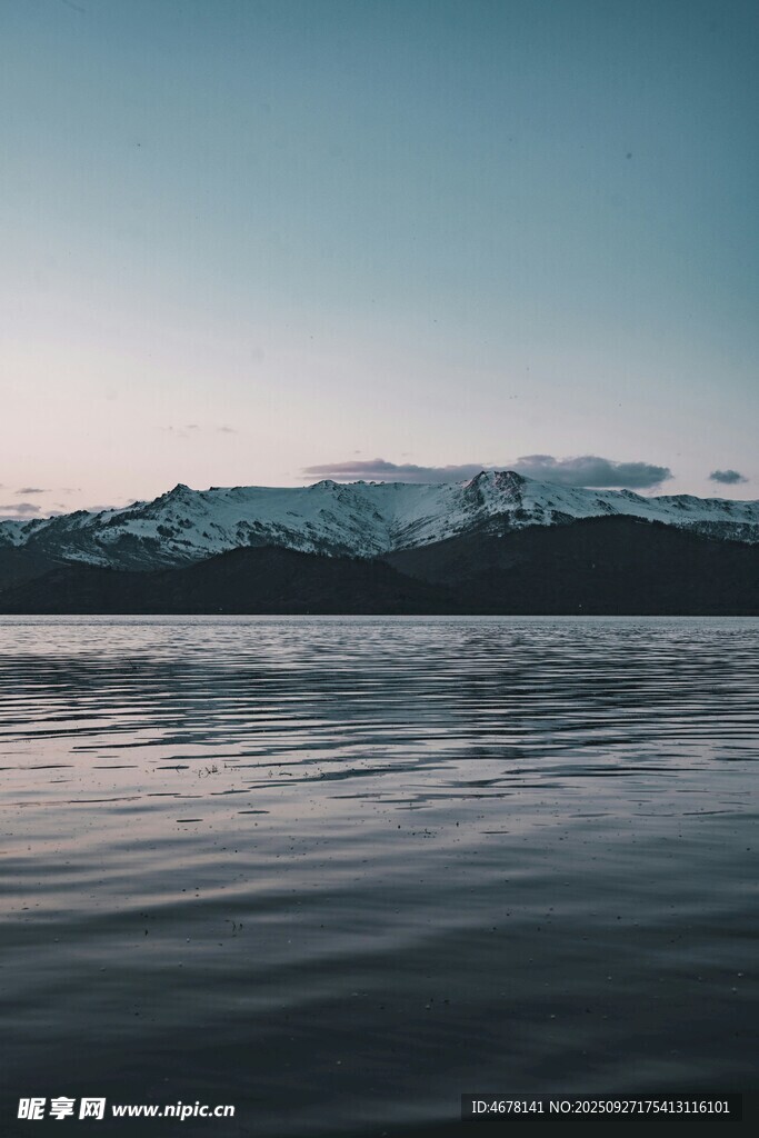 寧靜湖景與遠(yuǎn)處雪山