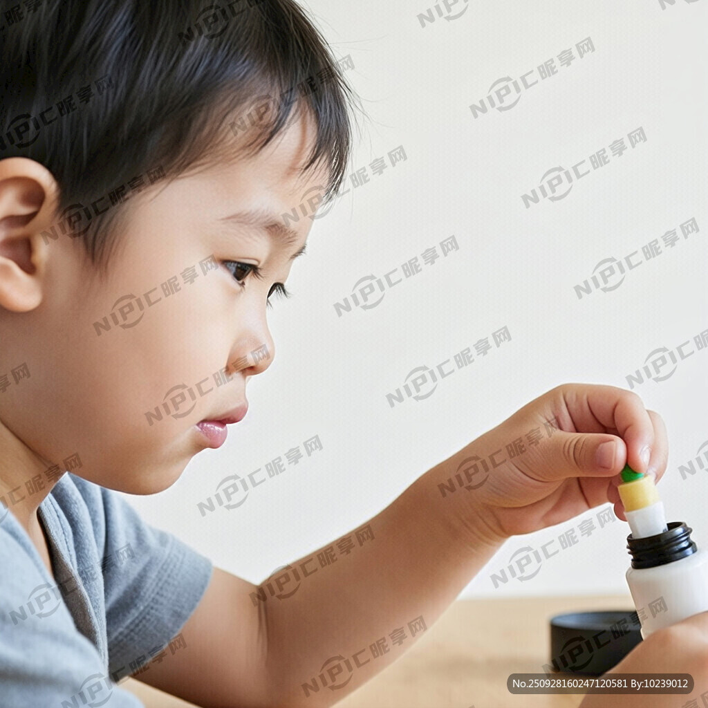 側(cè)面接?xùn)|西的兒童