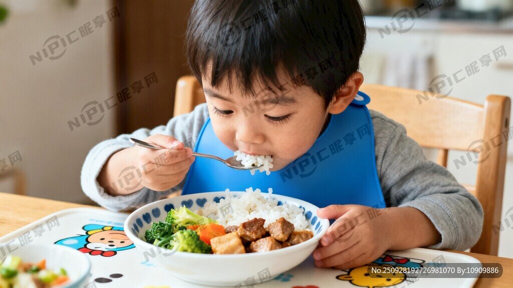 自己吃飯的小孩