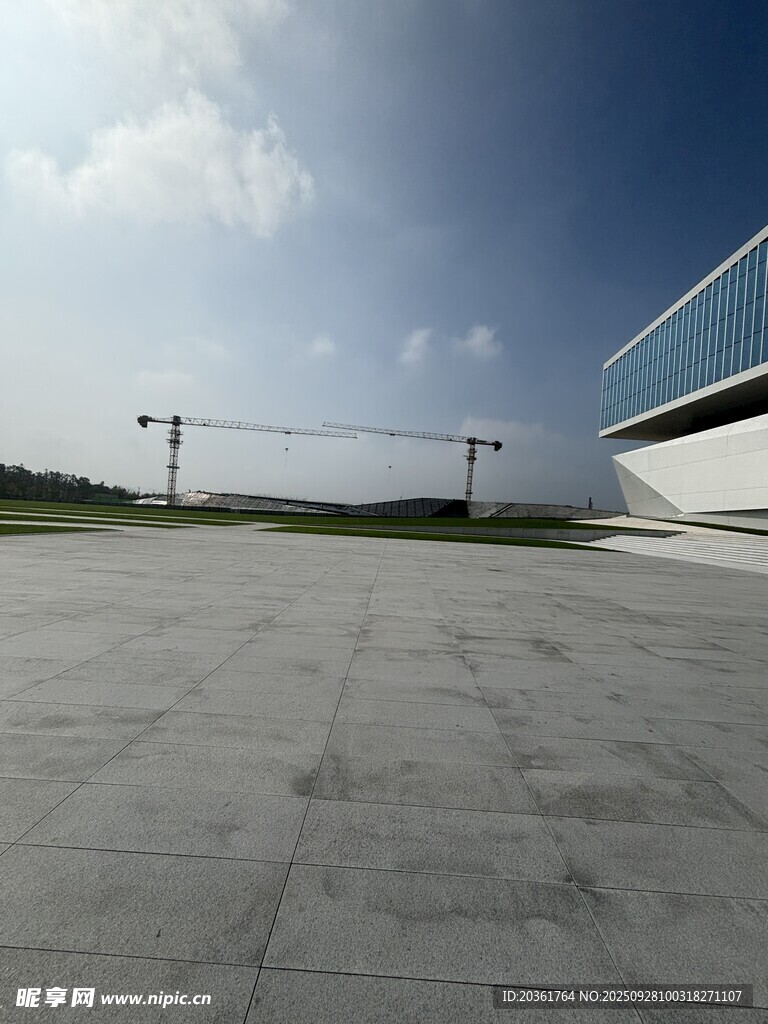 現(xiàn)代建筑旁的開闊空曠場地