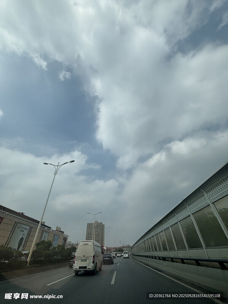 公路行車時的天空景象