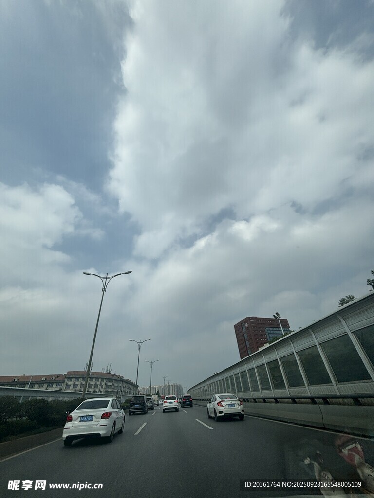 城市道路上空的云層景觀