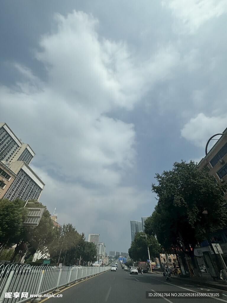 城市道路旁的藍(lán)天白云景象