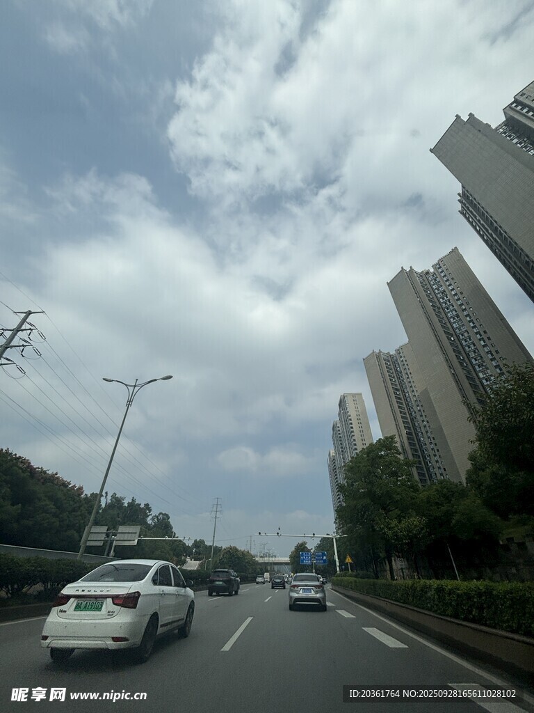 城市道路上的行駛車輛