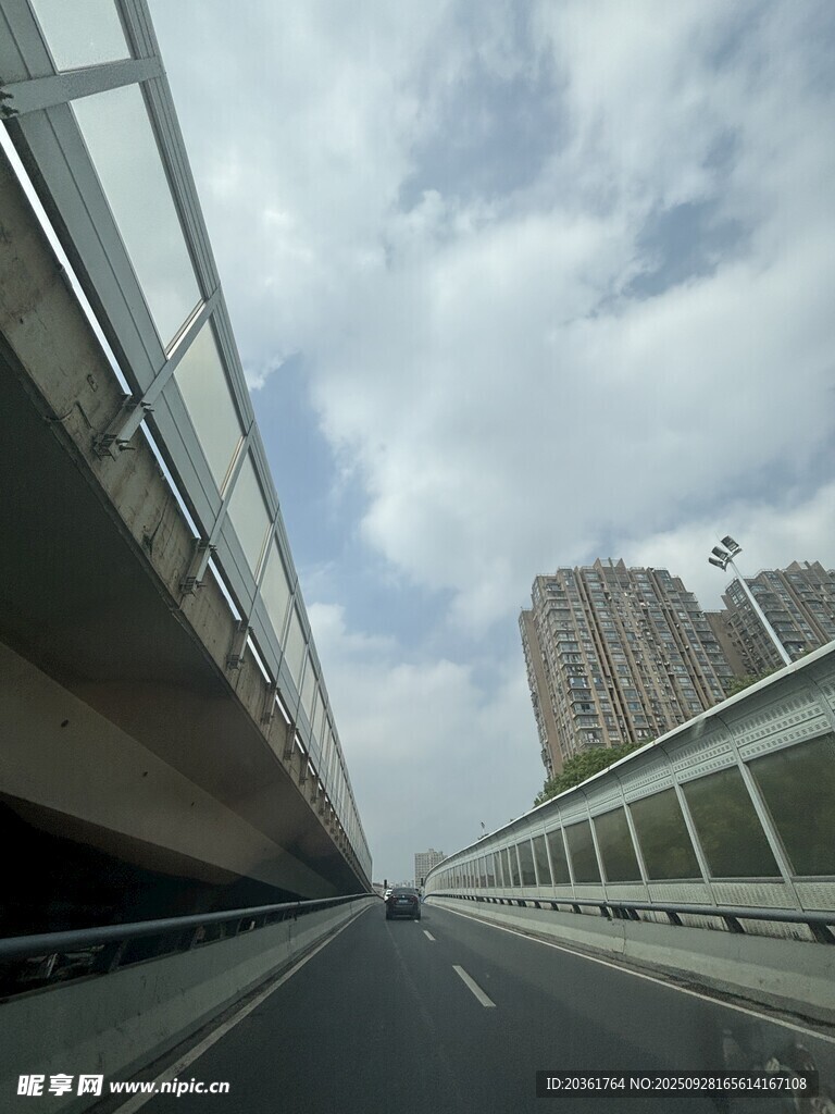 高架道路上的開闊城市景象