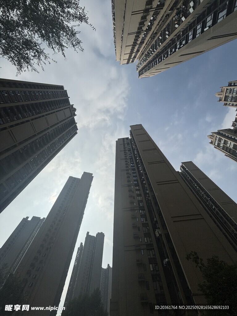 仰視都市高樓建筑群