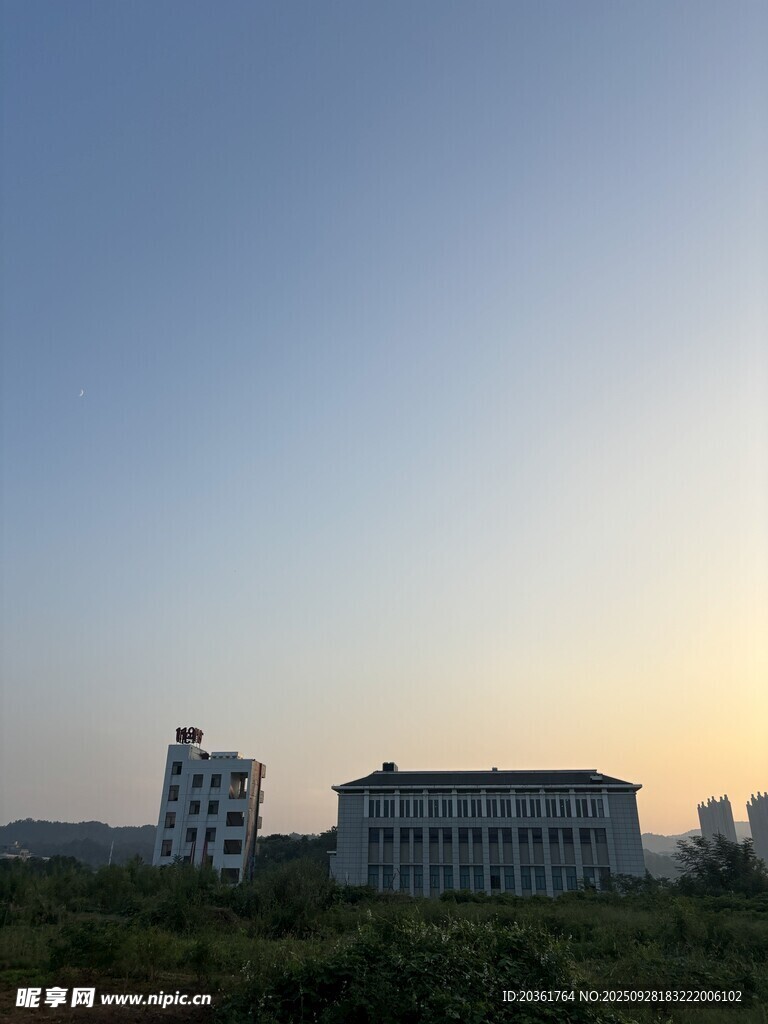 夕陽(yáng)下的城市建筑景觀