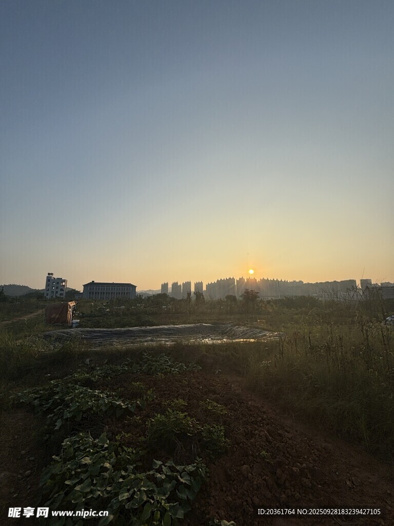日落時(shí)分的田野景色