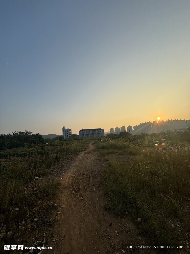 黃昏下的鄉(xiāng)間小路