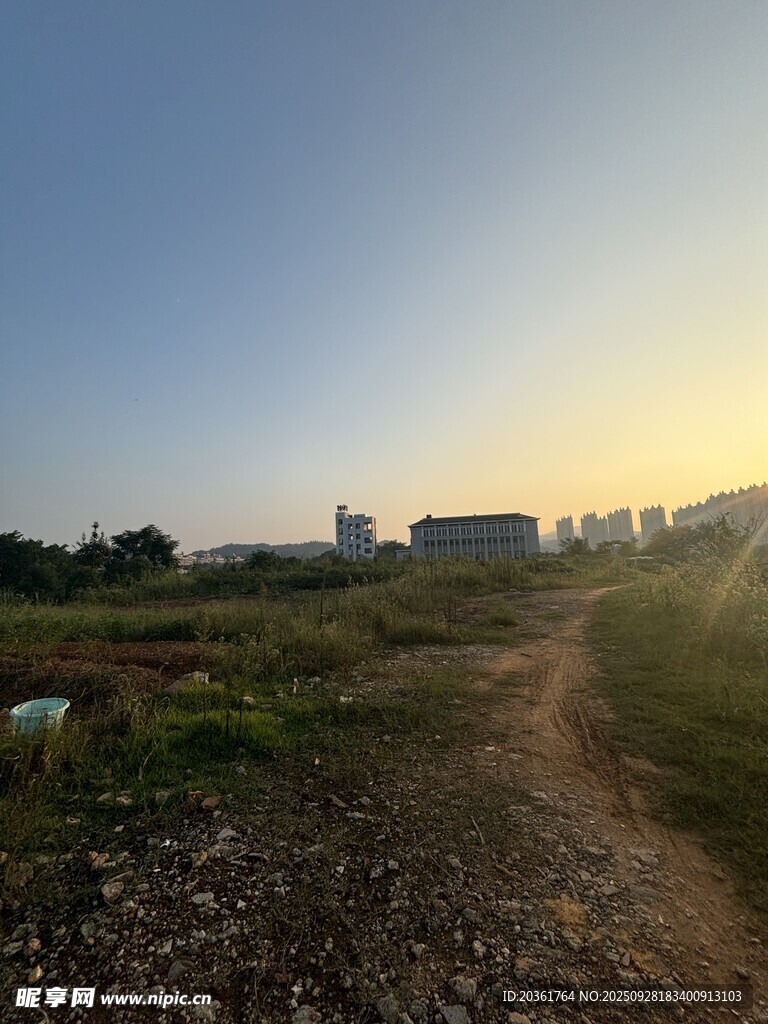 黃昏下的田野小徑