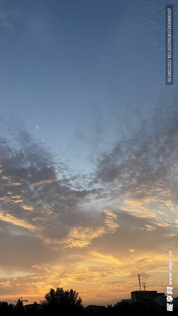 夕陽下的絢麗天空