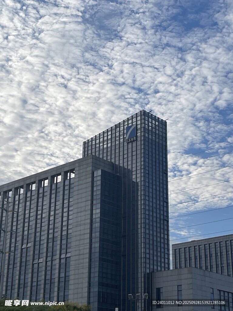 現(xiàn)代高樓大廈與藍天白云