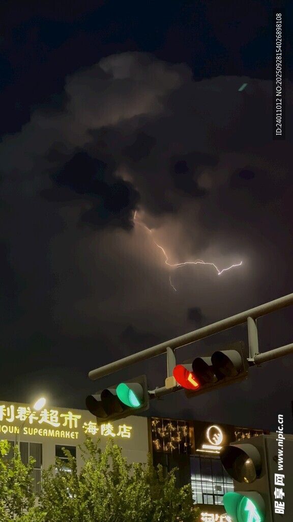 夜空閃電下的城市景象