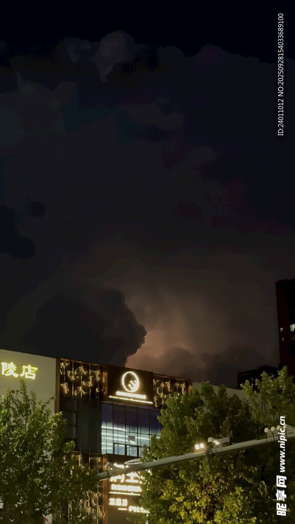城市夜空下的烏云與燈火