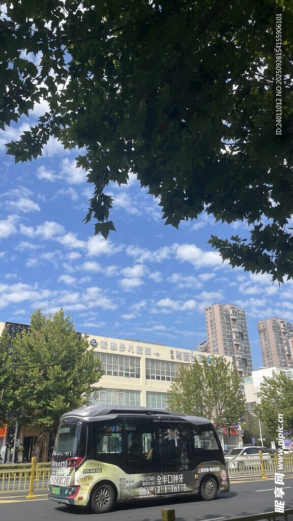 城市街道上的行駛公交車