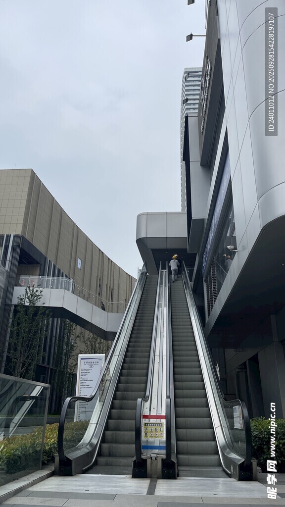 戶外自動扶梯與現(xiàn)代建筑