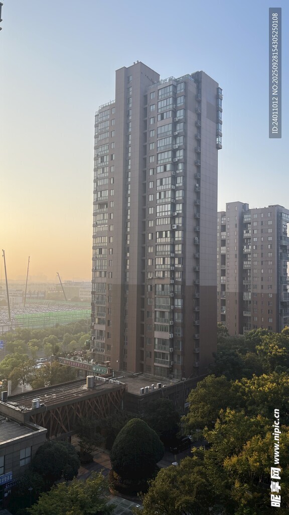 晨曦中的城市高樓景觀