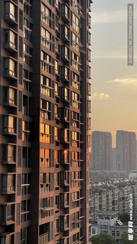 夕陽下的高層住宅樓景
