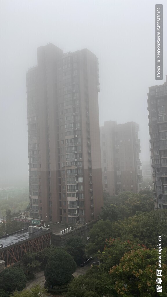 霧中高樓景觀