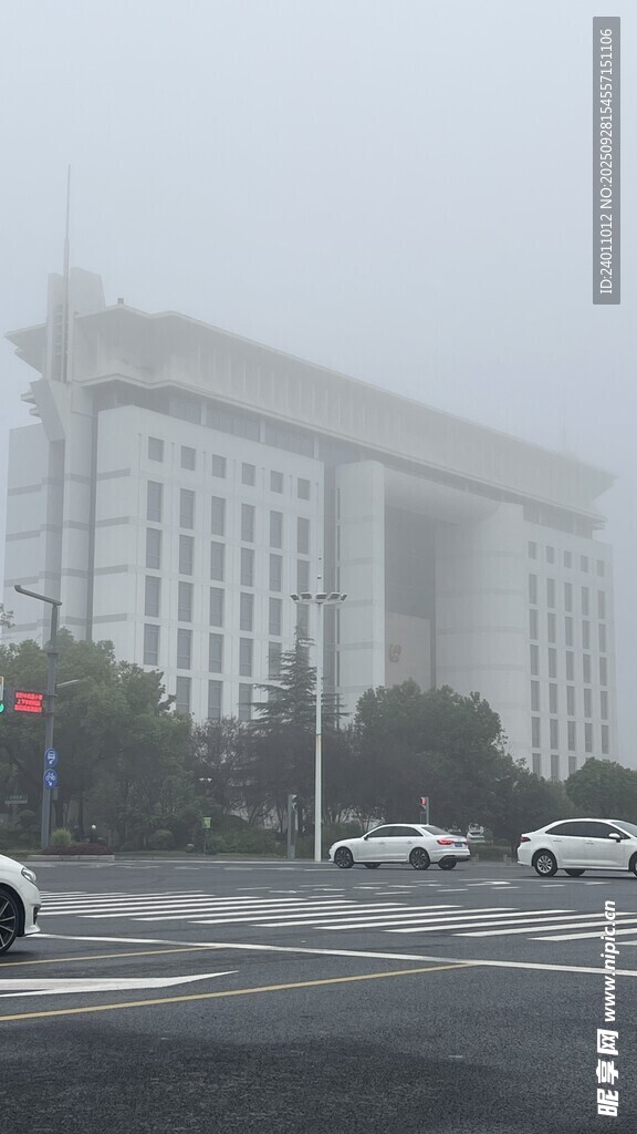 霧中城市建筑景象