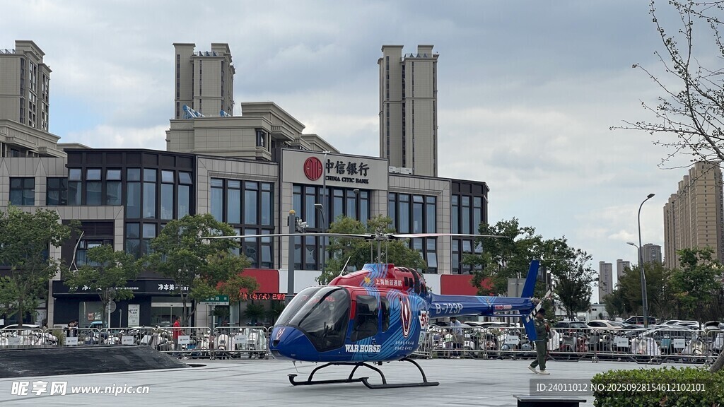 城市廣場上的藍(lán)色直升機(jī)
